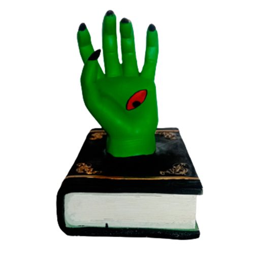 Libro con mano verde