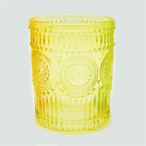 Vaso de vidrio amarillo