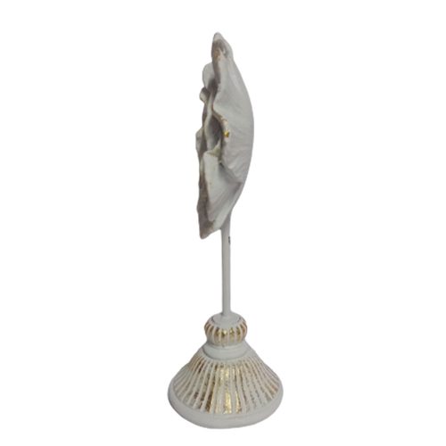 Flor blanca con dorado