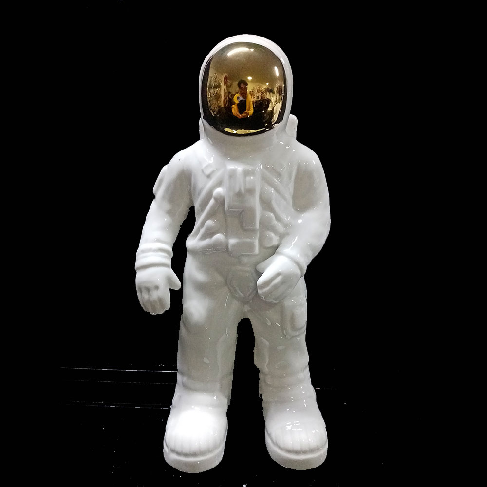 Figura de astronauta - Galerías el Triunfo - 049072778302