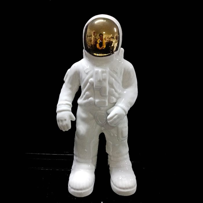 Figura de astronauta - Galerías el Triunfo - 049072778303