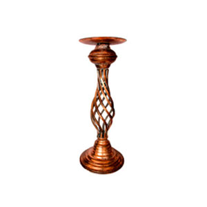 Candelabro de metal rojo
