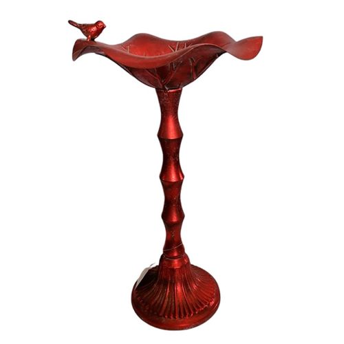 Candelabro de metal rojo