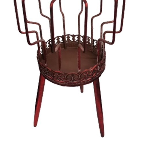 Candelabro de metal rojo