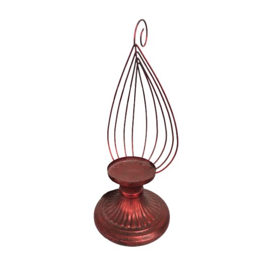 Candelabro de metal rojo