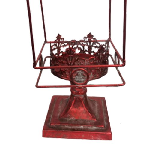 Candelabro de metal rojo