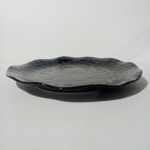 Plato de porcelana negra