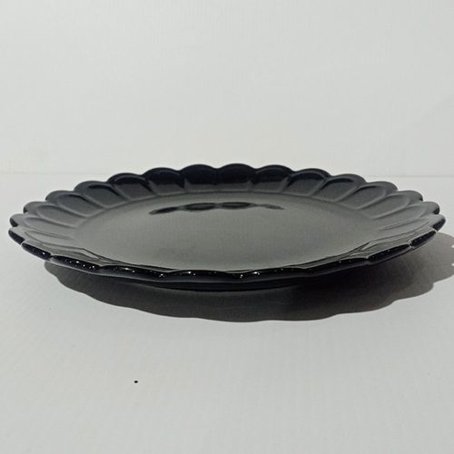 Plato de porcelana negra