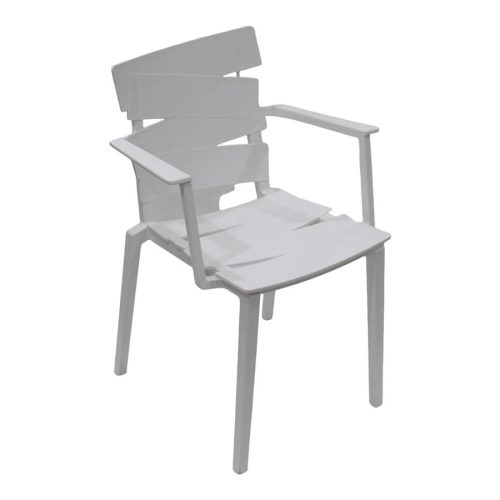 Silla blanca con descansabrazos