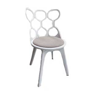 Silla de plástico blanca
