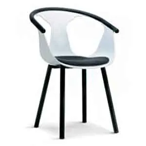 Silla blanca con patas