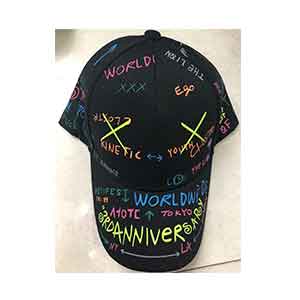 Gorra negra con letras