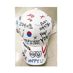 Gorra blanca con letras
