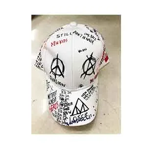 Gorra blanca con letras