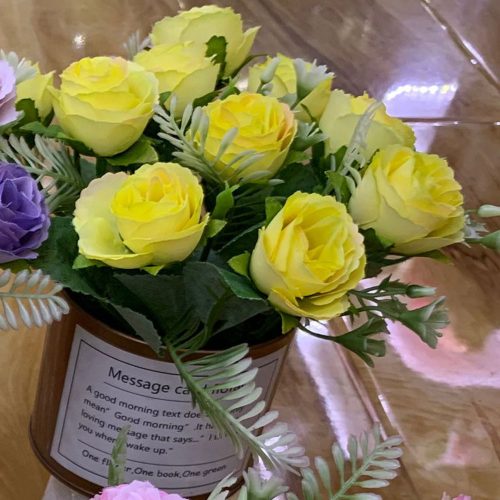 Maceta con flores amarillas