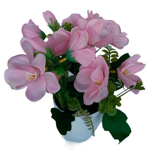 Maceta con flores rosas