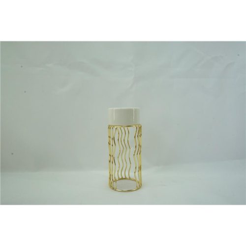 Candelabro de metal dorado