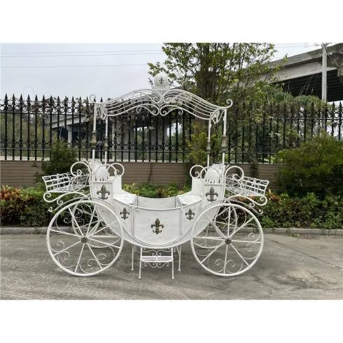 Carruaje blanco de metal