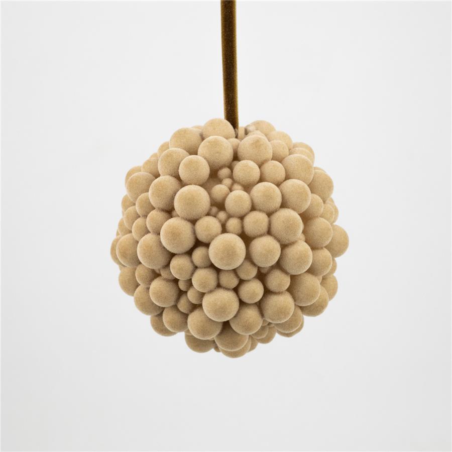 Bola con pompones beige - Galerías el Triunfo - 100307378492