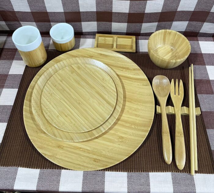 Maletín con kit de 13 piezas de camping de bambú con platos cubiertos especieros y mantel de 39.9x32