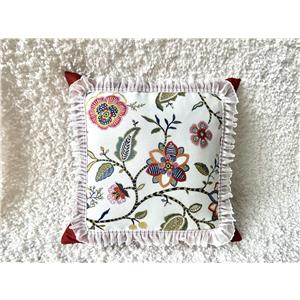 Cojín estampado blanco con las puntas rojas con flores y encaje de 45X45cm 100% Polyester
