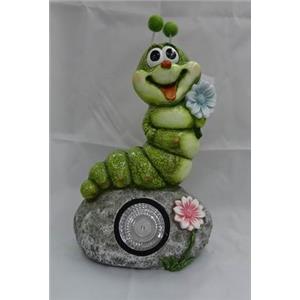 Oruga de cerámica sobre piedra con luz solar de 26×18.2x40cm