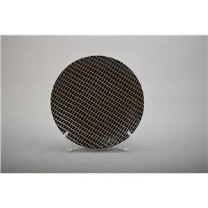 Plato de porcelana diseño negro con líneas amarillas de 26.8×26.8×2.9cm