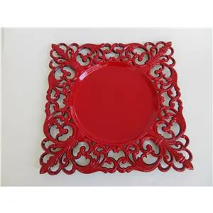 Plato de presentación cuadrado de plástico rojo diseño grecas en la orilla de 33x33x2cm