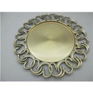 Plato de presentación de plástico dorado con aros en la orilla de 33x33x2cm