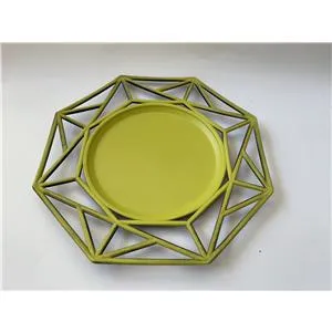 Plato de presentación de plástico amarillo mate con negreo diseño geométrico de 33x33x2cm