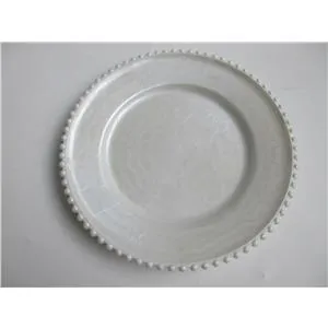Plato de presentación de plástico blanco nacarado con bolitas en la orilla de 32x32x3cm
