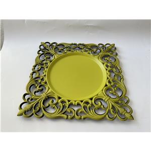 Plato de presentación cuadrado de plástico amarillo mate con negro diseño grecas en la orilla de 33x