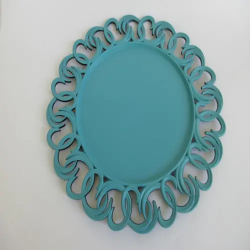 Plato de presentación de plástico azul turquesa con aros en la orilla de 33x33x2cm