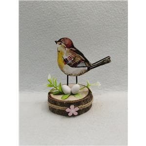 Pájaro de madera con nido