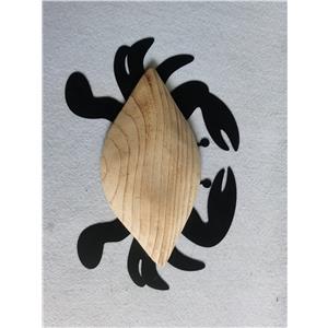 Cangrejo de madera con pinzas de metal