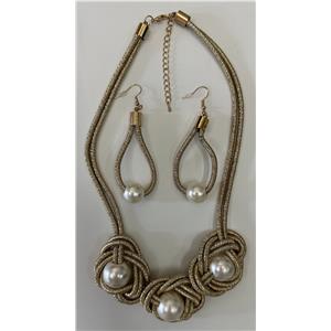 Juego de collar y aretes diseño tejido dorado con perlas de 4x47x1cm