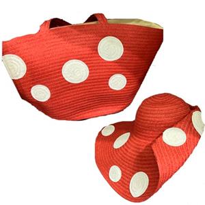 Juego de bolso y sombrero rojo con puntos blancos para playa
