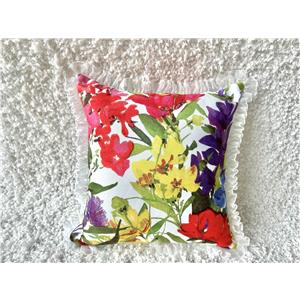 Cojín estampado blanco con flores de colores rojas amarillas y lilas con fleco al borde de 40X40cm 1