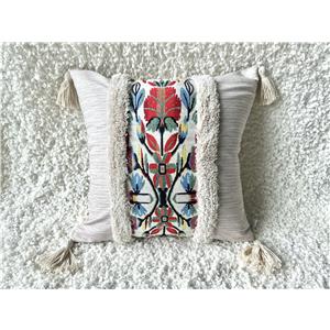 Cojín estampado gris con detalles rojos y azul con barbillas en las esquinas de 45X45cm 100% Polyest