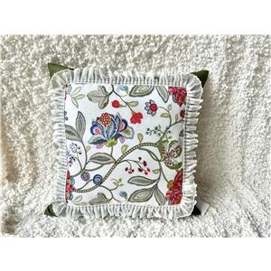 Cojín estampado blanco con las puntas verdes con flores y encaje de 45X45cm 100% Polyester