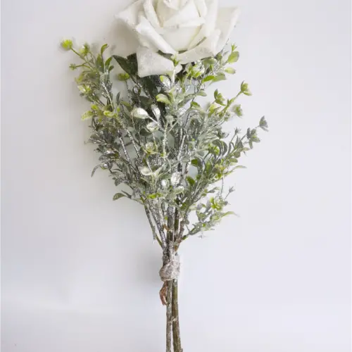 Ramo de follaje con rosa artificial blanca de 50cm