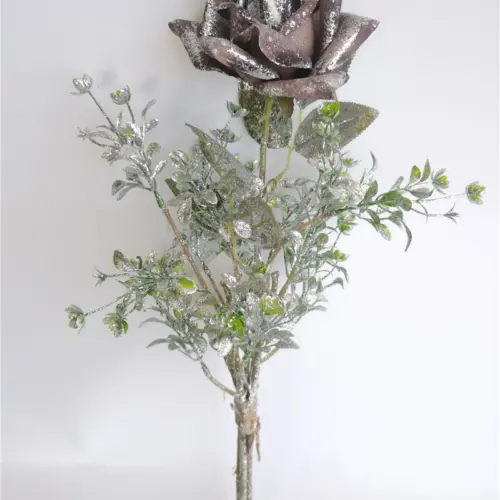 Ramo de follaje con rosa artificial café oscuro de 50cm
