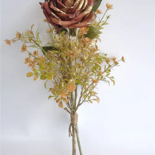Ramo de follaje con rosa artificial café claro brilloso de 50cm