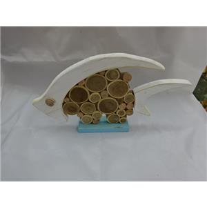 Pez de madera diseño troncos blanco con base azul de 36×4.5x20cm