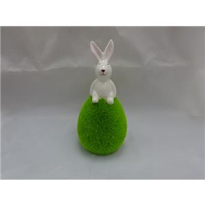 Conejo de cerámica sobre esfera verde de 8.5×8.5x13cm