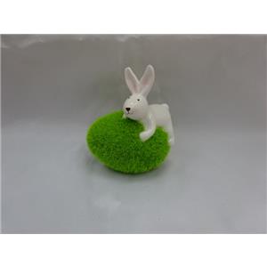 Conejo de cerámica sobre esfera verde de 9.5×6.8×11.8cm