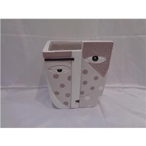 Maceta de poliresina diseño rostro en tonos beige de 18.3×12.8×21.5cm
