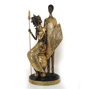 Pareja africana de poliresina con escudo y lanza dorada de 15.5×11.5x38cm