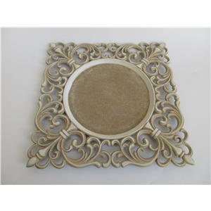 Plato de presentación cuadrado de plástico beige diseño grecas en la orilla de 33x33x2cm