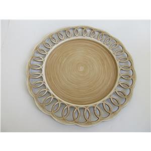 Plato de presentación de plástico beige con círculos en la orilla de 33x33x2cm